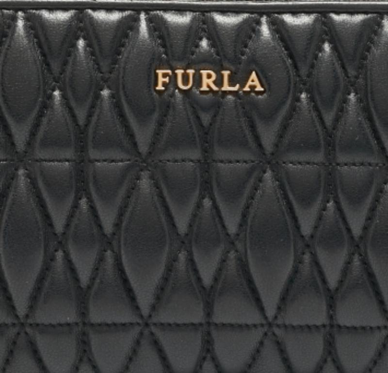 Compact and stylish, this wallet will be your favorite grab-and-go companion. Designed from quality materials, its interior is divided into different compartments to store your cards and cash perfectly.