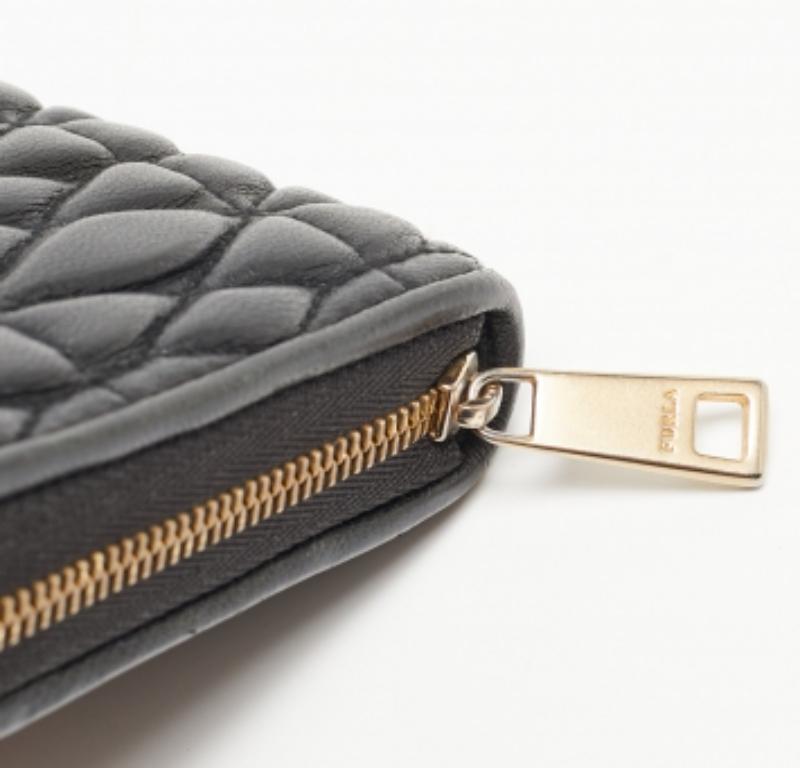 Furla Black Quilted Leather XL Cometa Zip Around Wallet In Fair Condition For Sale In Dubai, Al Qouz 2