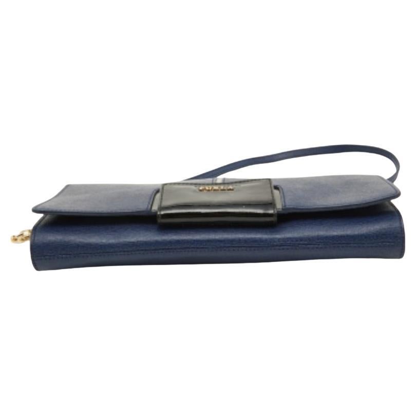 Per un look completo di stile, gusto e un tocco di lusso, questa borsa a tracolla è l'aggiunta perfetta. Sfoggiate questa bellezza sulla spalla a qualsiasi evento e godetevi il gusto del lusso che vi lascia.