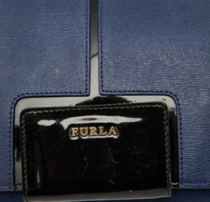 Donna Furla Borsa a tracolla con patta e catena in pelle blu/nera in vendita