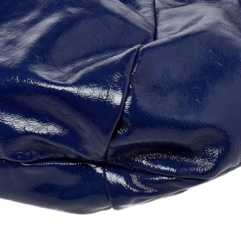 Le sac hobo Ninfea de Furla est un sac spacieux avec un design froncé sur le dessus. Ce modèle est réalisé en cuir verni bleu et comporte deux anses, une bandoulière et un intérieur doublé de tissu.