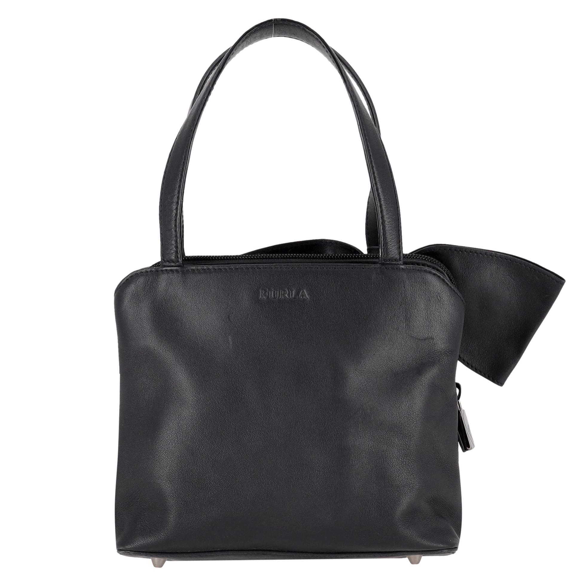 Furla - Sac en cuir orné d'un nœud

Sac à bandoulière noir en cuir lisse, orné d'un nœud surdimensionné sur le côté.

Il est doté de deux poignées supérieures et d'une fermeture à glissière donnant accès à un intérieur bleu imprimé de roses.

Rrp