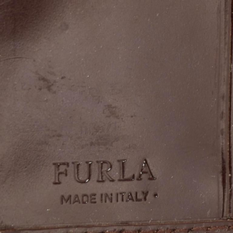Esta cartera de diseño es un equilibrio inmaculado de sofisticación y utilidad racional. Se ha diseñado utilizando materiales de primera calidad y se ha realzado con un acabado elegante. La creación está equipada con un amplio espacio para sus