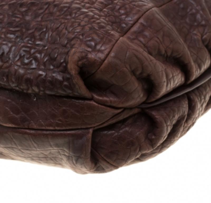 Furla Braune Hobo-Tasche aus Leder mit Krokodilprägung im Zustand „Gut“ im Angebot in Dubai, Al Qouz 2