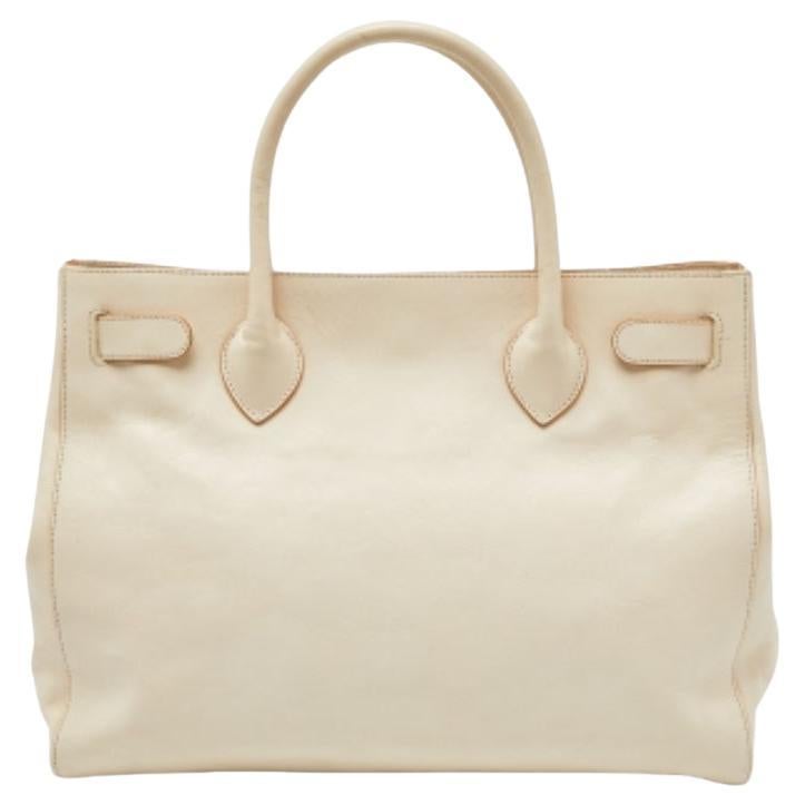 Connue pour créer des designs élégants, sophistiqués et intemporels, c'est une marque dans laquelle il vaut la peine d'investir. Les sacs qui sortent de l'atelier de ce Label sont exquis. Ce sac fourre-tout n'est pas différent. Il a été fabriqué à