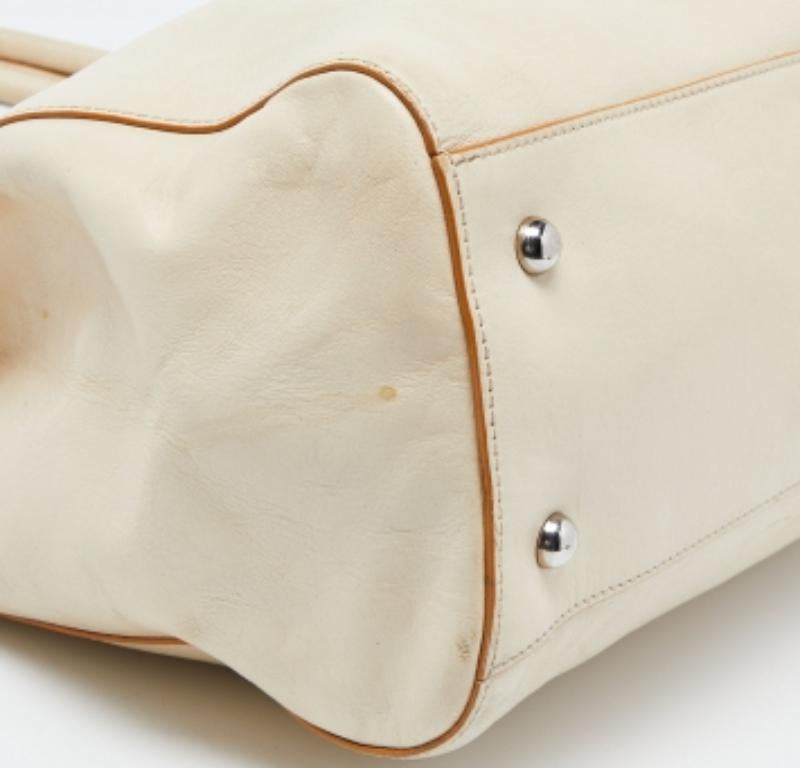 Furla - Fourre-tout en cuir crème à fermeture tournante Bon état - En vente à Dubai, Al Qouz 2