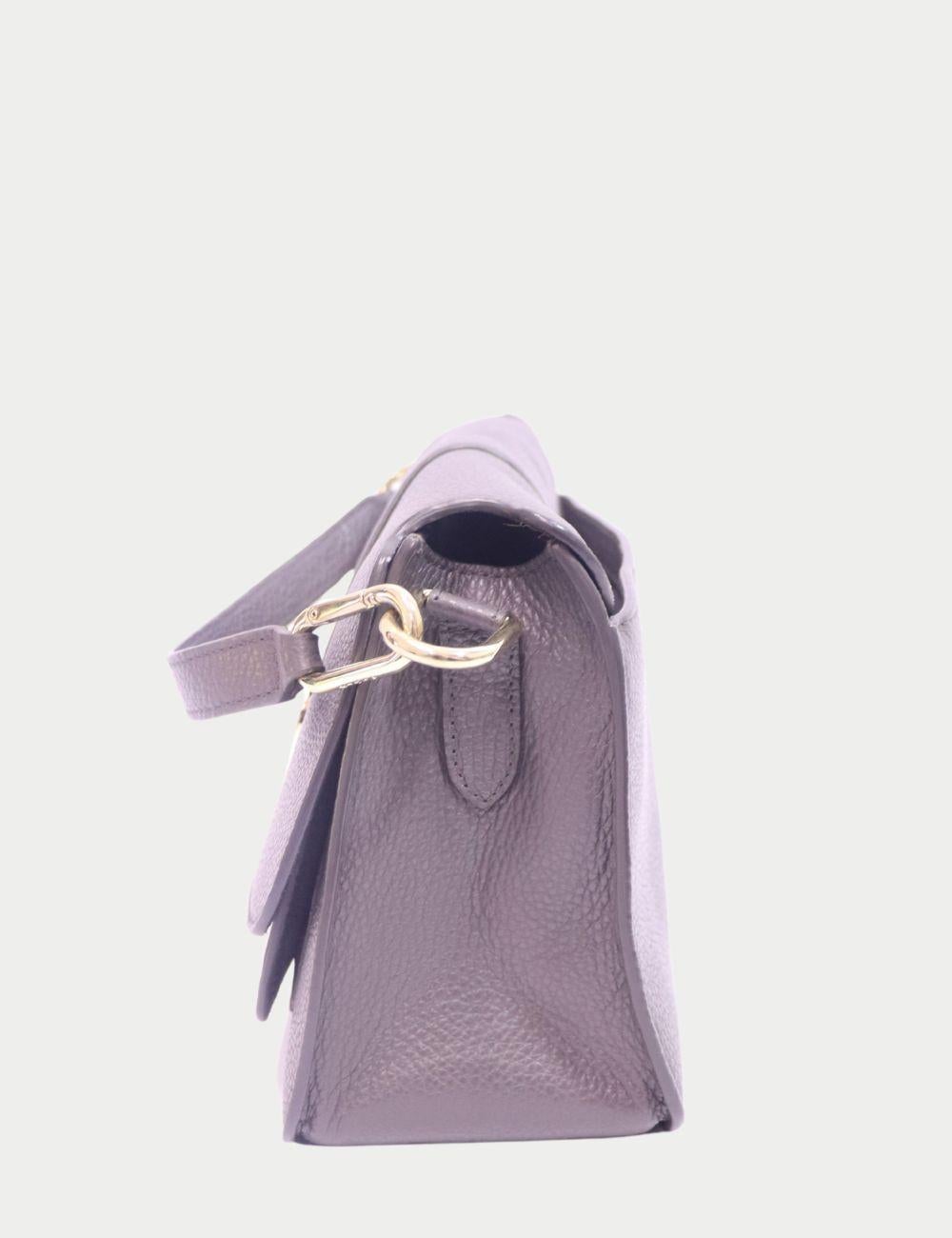 Furla Grey Pebbled Leather Shoulder Bag with Gold-Tone Hardware

Sophistication meets everyday functionality in this elegant Furla shoulder bag. Crafted from premium pebbled leather in a versatile grey tone, it features a structured silhouette, flap