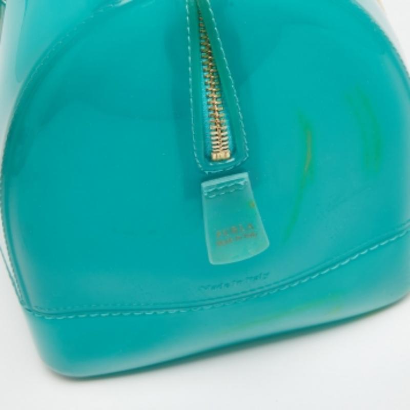 Esta cartera está confeccionada con materiales de la mejor calidad en un diseño elegante. Versátil y funcional, tiene un buen tamaño para su uso diario.