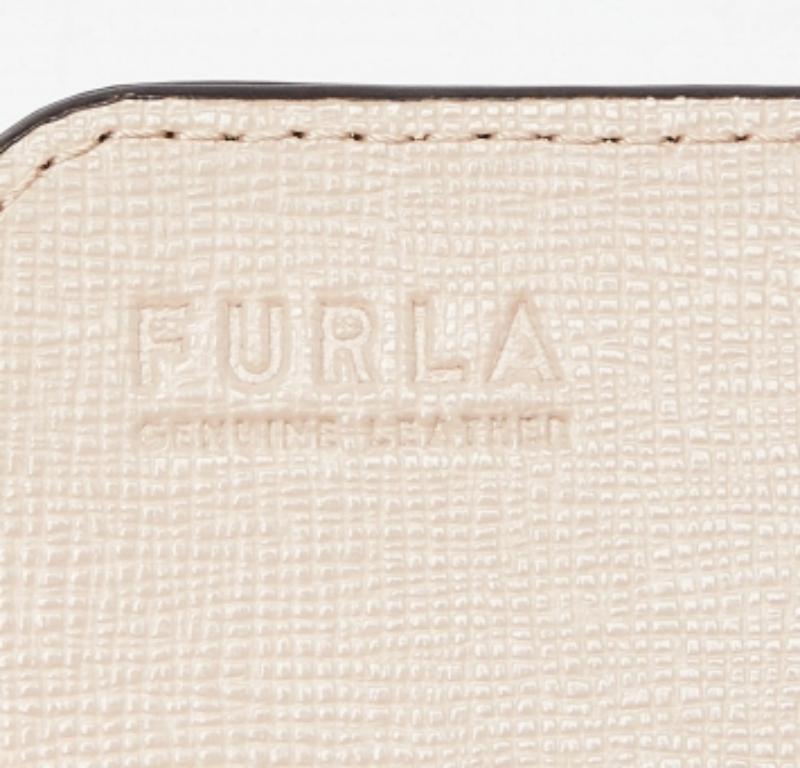 Beige Furla Portafoglio continentale con patta in pelle grigia in vendita