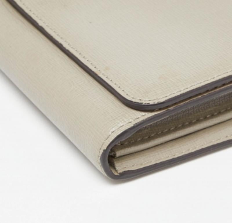 Furla Portafoglio continentale con patta in pelle grigia in vendita 1