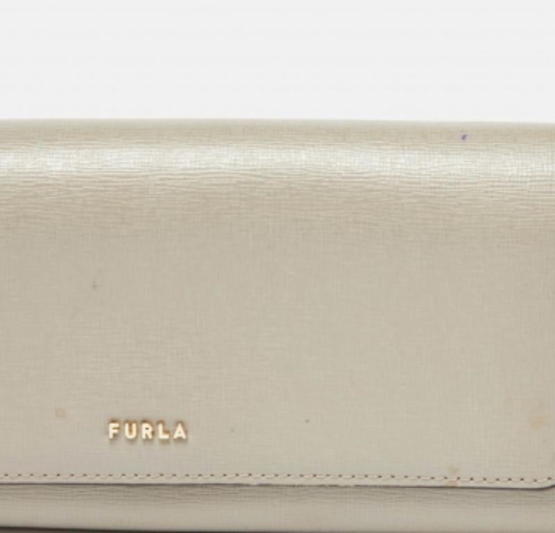 Furla Portafoglio continentale con patta in pelle grigia in vendita 3