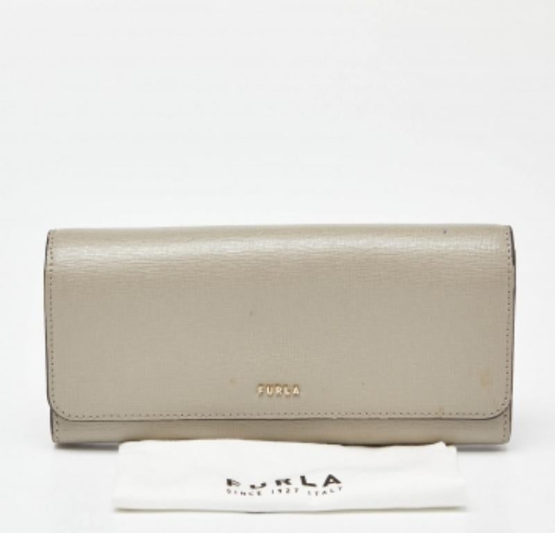 Furla Portafoglio continentale con patta in pelle grigia in vendita 4