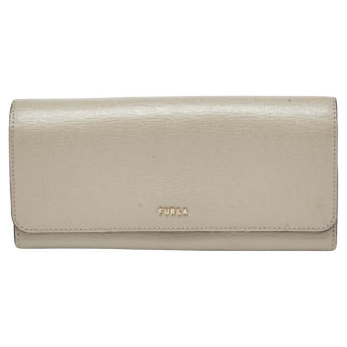Furla Portafoglio continentale con patta in pelle grigia in vendita