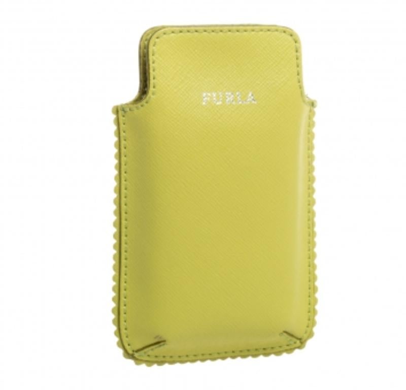 This splendid phone case from Furla is not only visually appealing but also very functional and durable. It has been crafted from lime green leather and styled with neatly stitched scalloped edges. Lined with nylon, it carries brand details on the