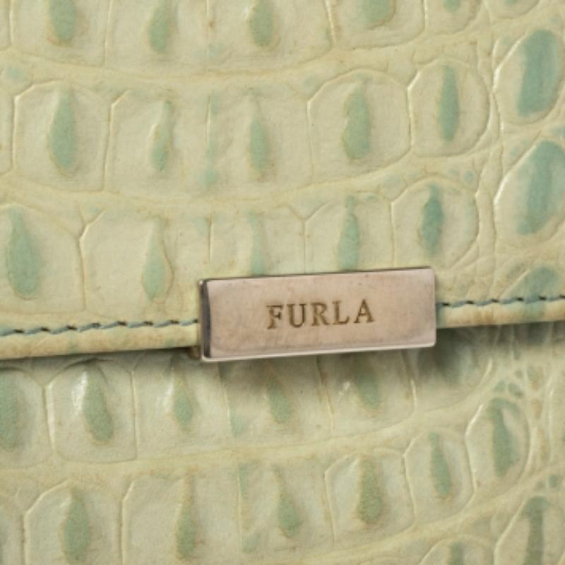 Furla Mintgrünes Krokodil geprägtes kompaktes Leder Portemonnaie (Beige) im Angebot