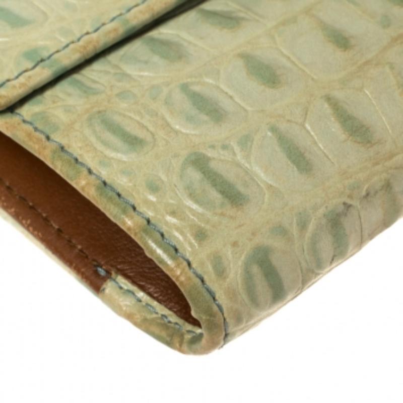 Furla Mintgrünes Krokodil geprägtes kompaktes Leder Portemonnaie Damen im Angebot