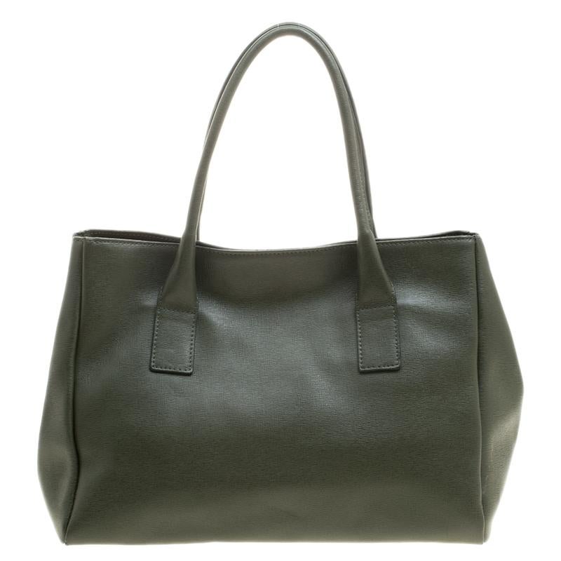 Smart, elegant and effortlessly luxurious, this Furla Appaloosa tote bag is perfect for the chic and sophisticated lady. Crafted in moosy green leather, this bag features a silver tone button twist lock closure at the front along with rolled top