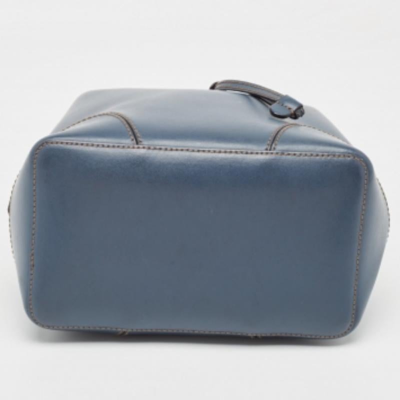 Furla Borsa a secchiello con coulisse Stacy in pelle blu navy In condizioni discrete in vendita a Dubai, Al Qouz 2