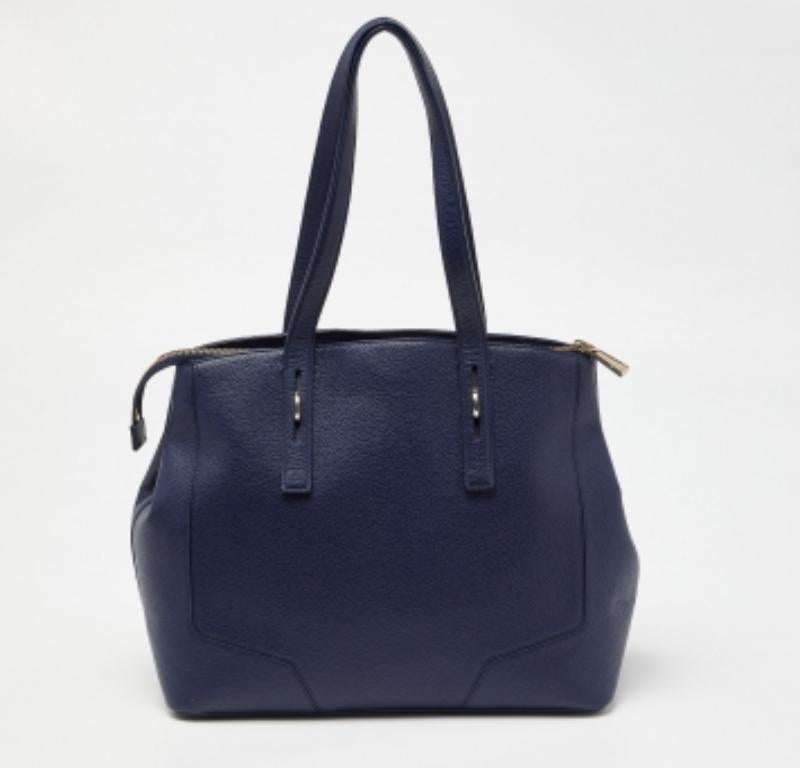 Esta elegante cartera Furla está fabricada con materiales nobles. Se abre a un interior espacioso en el que puedes guardar fácilmente tus objetos cotidianos. ¡Balancéate con estilo!