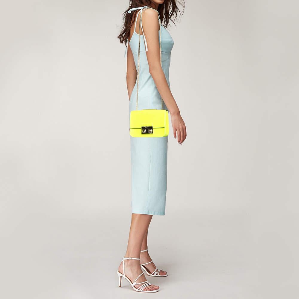 This Furla accessory is an example of the brand's fine designs that are skillfully crafted to project a classic charm. It is a functional creation with an elevating appeal.

