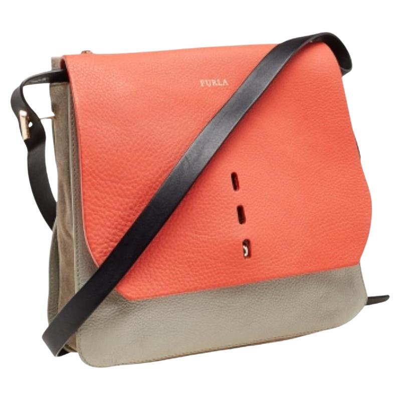 Timelessly elegant and stylish, Furla's collections capture the effortless, nonchalant finesse of the modern woman. Crafted from leather and suede, this chic messenger bag features a well-sized interior with a flap closure. The sleek, understated