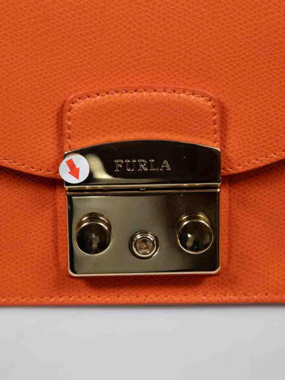 Furla Metropolis Kleine Umhängetasche aus orangefarbenem Leder im Angebot 2