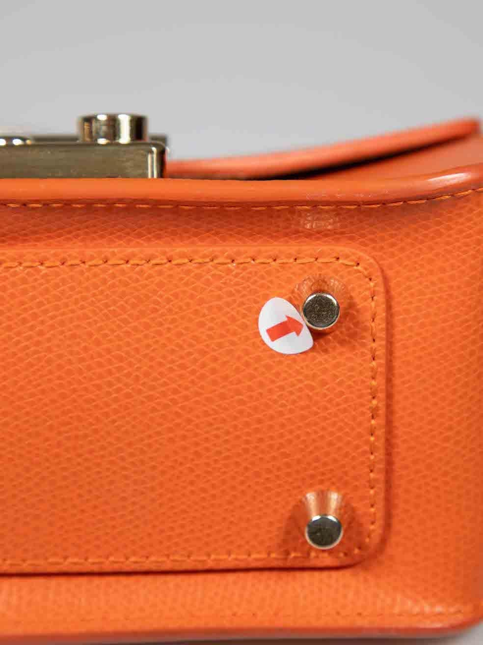 Furla Metropolis Kleine Umhängetasche aus orangefarbenem Leder im Angebot 3