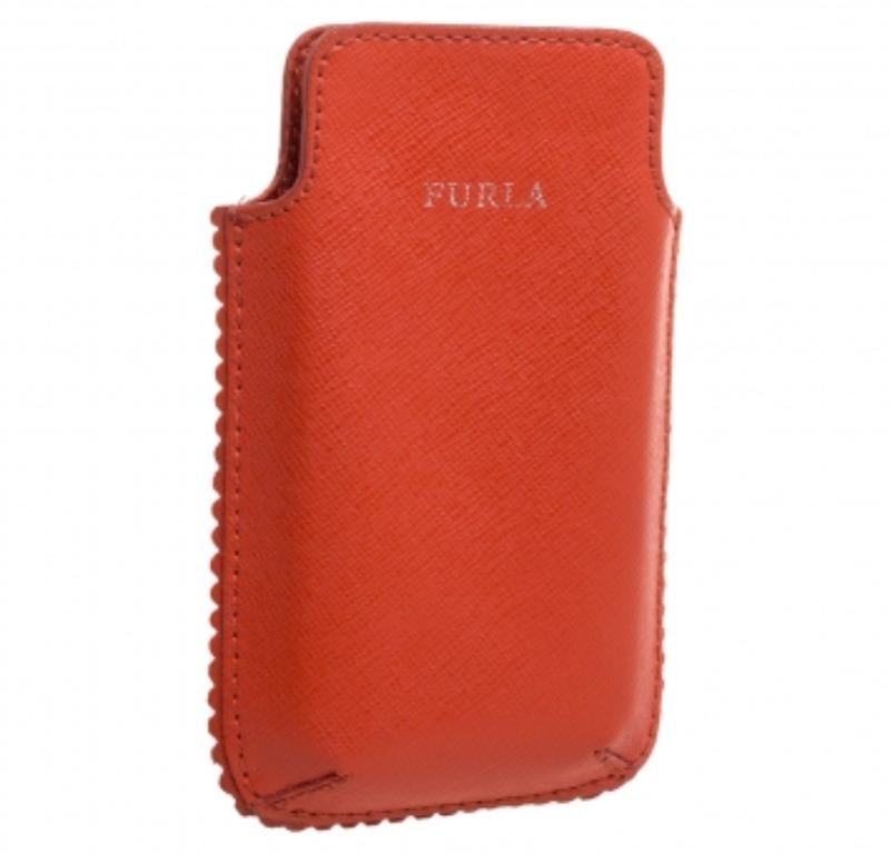 Questa splendida custodia per telefono di Furla non è solo esteticamente accattivante, ma anche molto funzionale e resistente. È stata realizzata in pelle arancione e presenta bordi smerlati ben cuciti. Foderata in nylon, riporta i dettagli del