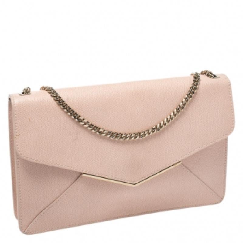 Ce sac spectaculaire de Furla est un must-have. Confectionné en cuir de couleur pêche, il arbore un style enveloppe. Elle est maintenue par une seule sangle en mailles de chaîne. Le rabat avant s'ouvre sur un intérieur spacieux en tissu doté d'une