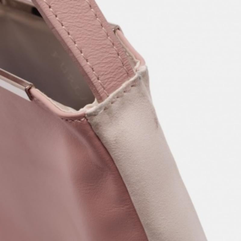 Fourre-tout Furla en cuir rose blush/blanc Frame Lock en vente 1