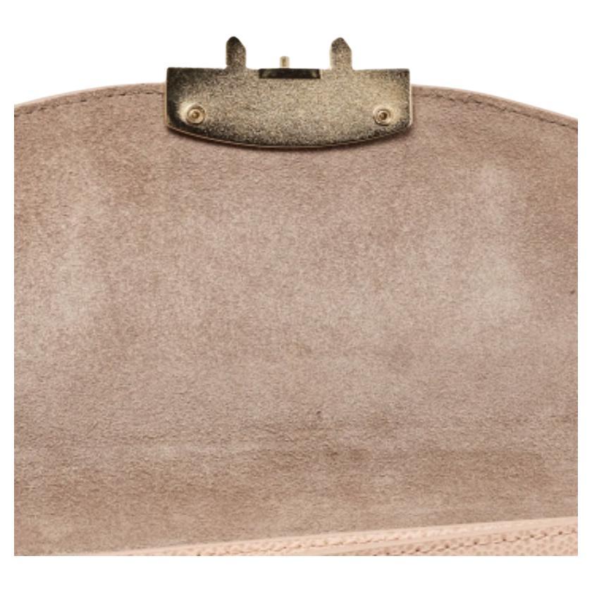 Eleva il tuo abbigliamento con la nostra pochette Furla da donna. Realizzato con dettagli squisiti, combina materiali lussuosi e un design senza tempo, rendendolo un accessorio meraviglioso.