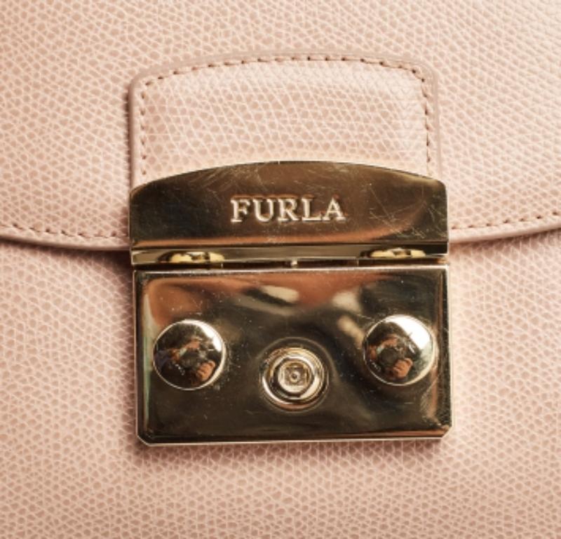 Beige Pochette da polso Furla Metropolis in pelle rosa in vendita