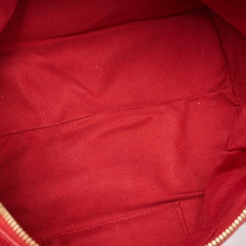 Se stai cercando qualcosa che rifletta lo chic e il lusso, questa borsa è la scelta perfetta. Realizzato con materiali pregiati, può essere trasportato comodamente e il suo interno è spazioso per ospitare i tuoi effetti personali con facilità.