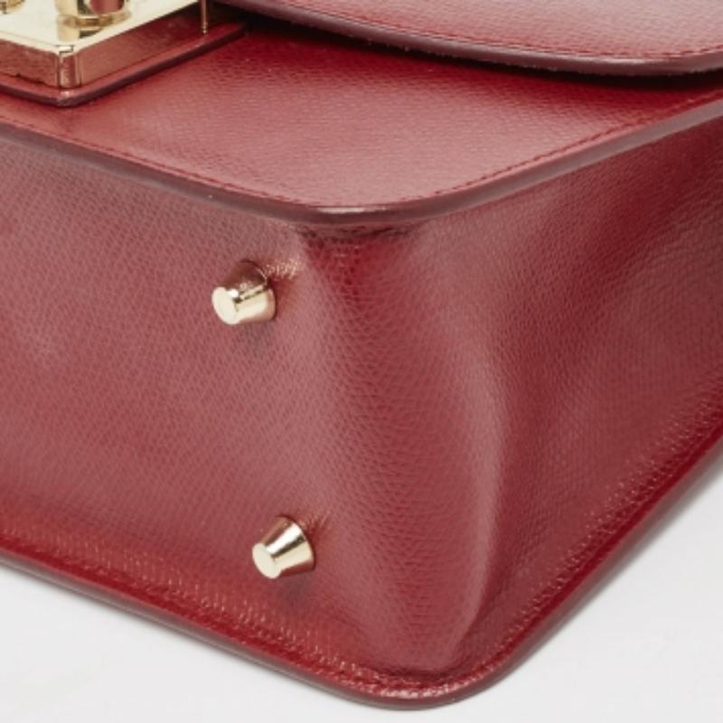 Los bolsos de diseño son los compañeros ideales para un sinfín de ocasiones Aquí tenemos una pieza que aúna moda y funcionalidad, elaborada con precisión. Está equipado con un interior de buen tamaño en el que caben fácilmente todos tus objetos