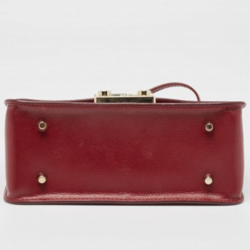 Bolso de hombro Furla Metropolis de piel roja en Bueno estado para la venta en Dubai, Al Qouz 2
