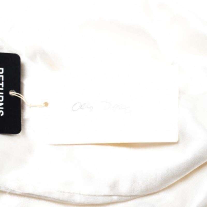 Votre belle garde-robe mérite tout ce qui est chic et élégant et cette pièce de Furla est juste parfaite pour ajouter à votre collection de sacs. Confectionné en daim et en cuir gaufré au crocodile, le sac est maintenu par une anse unique.