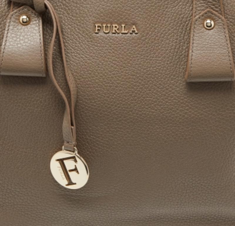Este atractivo bolso tote para mujer ha sido diseñado para acompañarte en cualquier día. Cómodo de llevar y con un diseño moderno, el bolso se corta con habilidad y se cose para darle una forma estupenda. Está bien equipado para ser un accesorio
