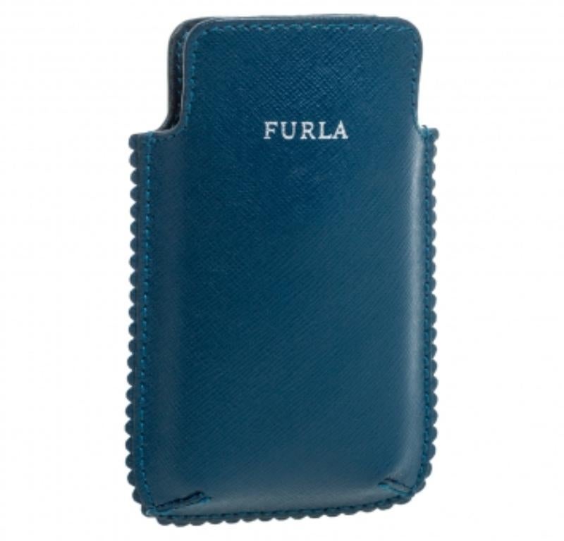 This splendid phone case from Furla is not only visually appealing but also very functional and durable. It has been crafted from teal blue leather and styled with neatly stitched scalloped edges. Lined with nylon, it carries brand details on the