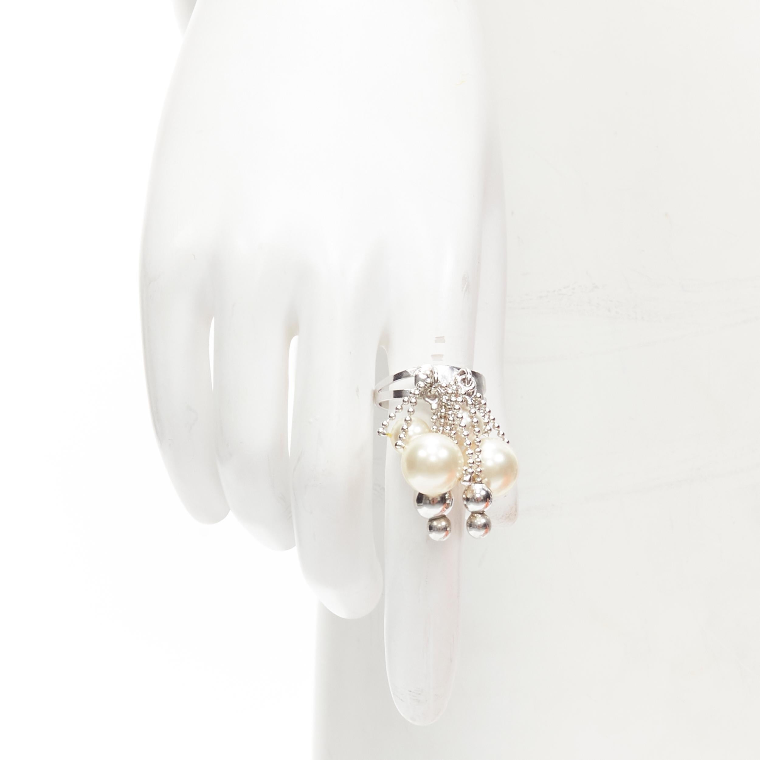 FURLA collana corta di classe con catena di finte perle bianche in tonalità argento
Riferimento: ANWU/A00271
Marchio: Furla
Materiale: Perla finta, metallo
Colore: Bianco, Argento
Modello: Tinta unita
Chiusura: Passaggio attraverso