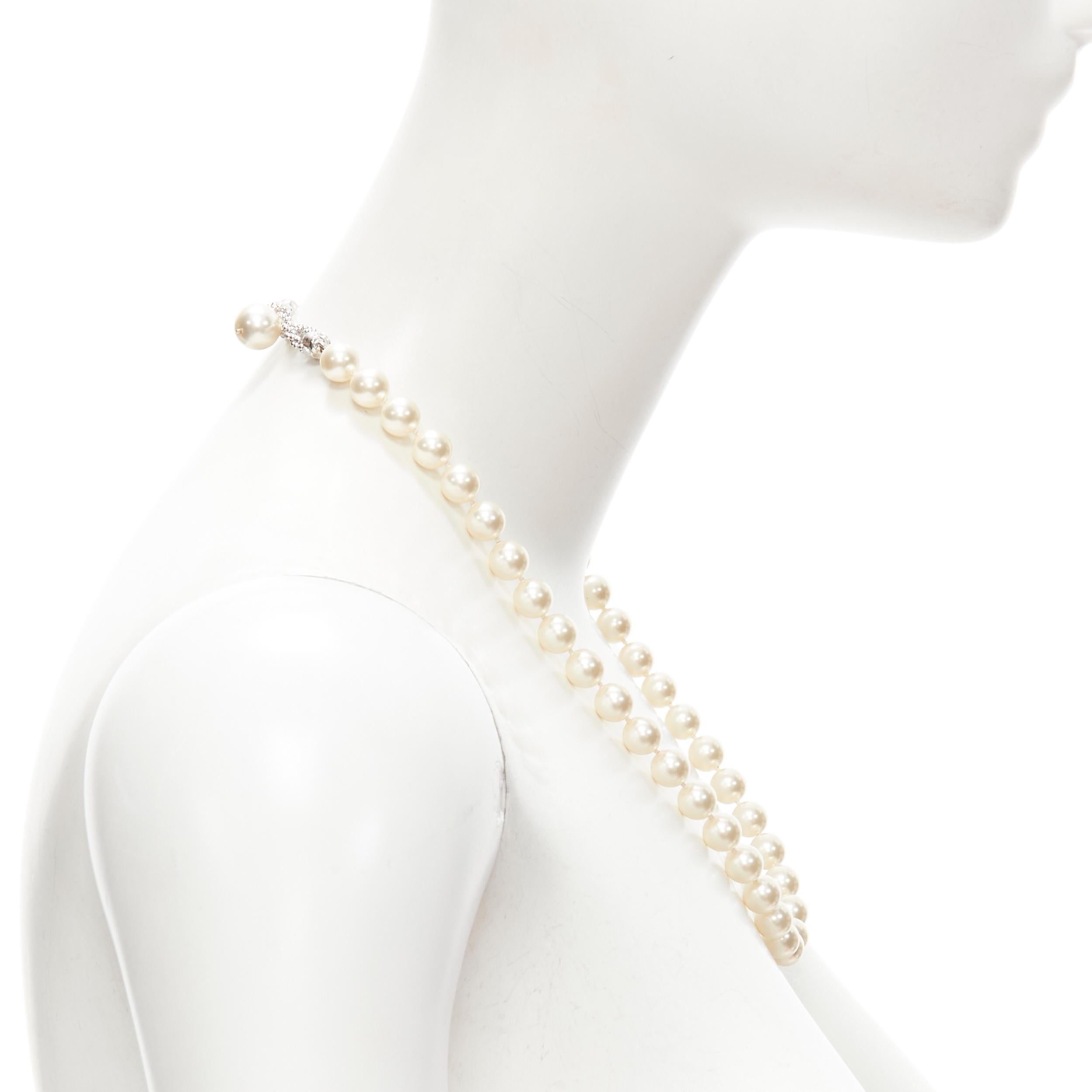 FURLA collana corta di classe con catena di finte perle bianche in tonalità argento in vendita 1