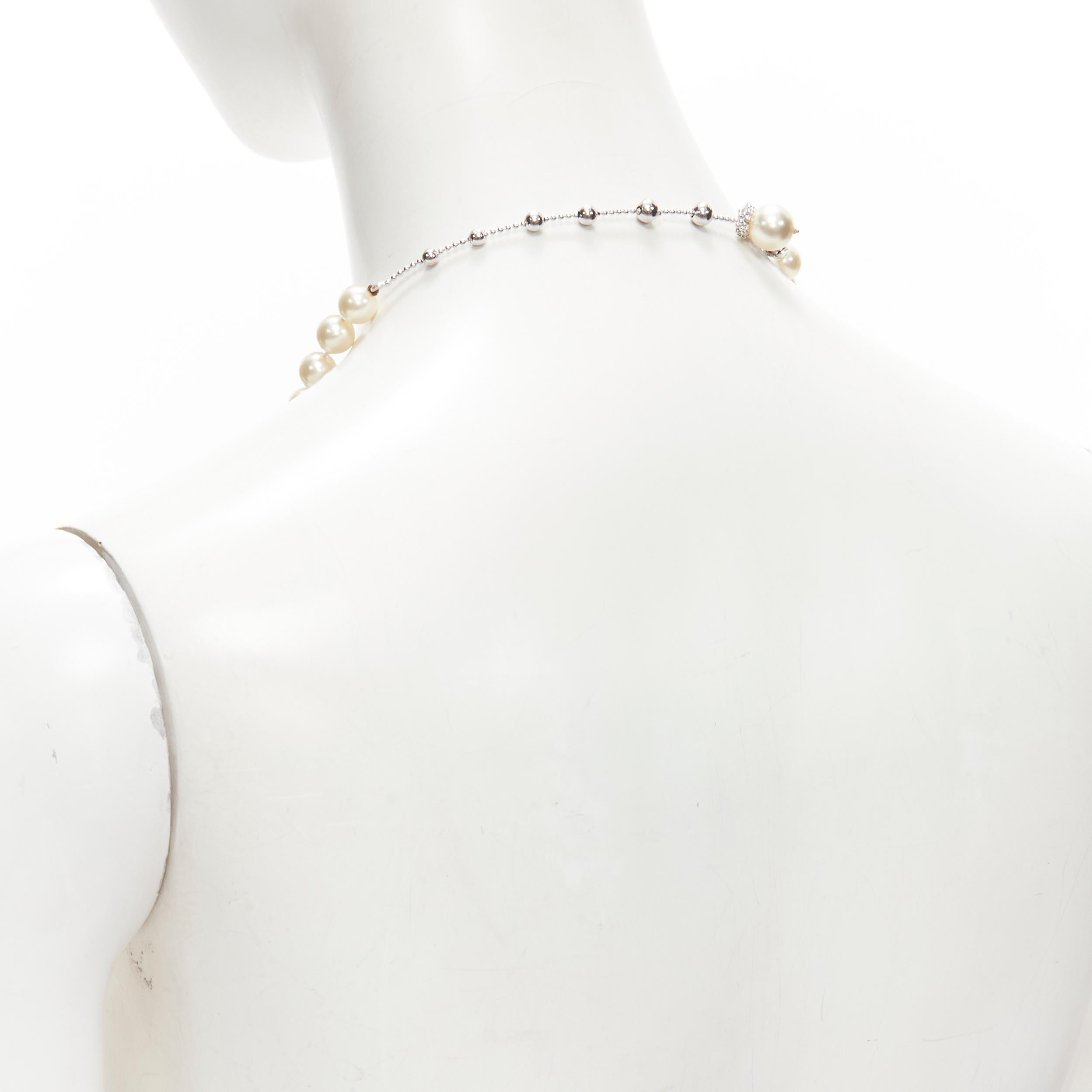 FURLA collana corta di classe con catena di finte perle bianche in tonalità argento in vendita 3