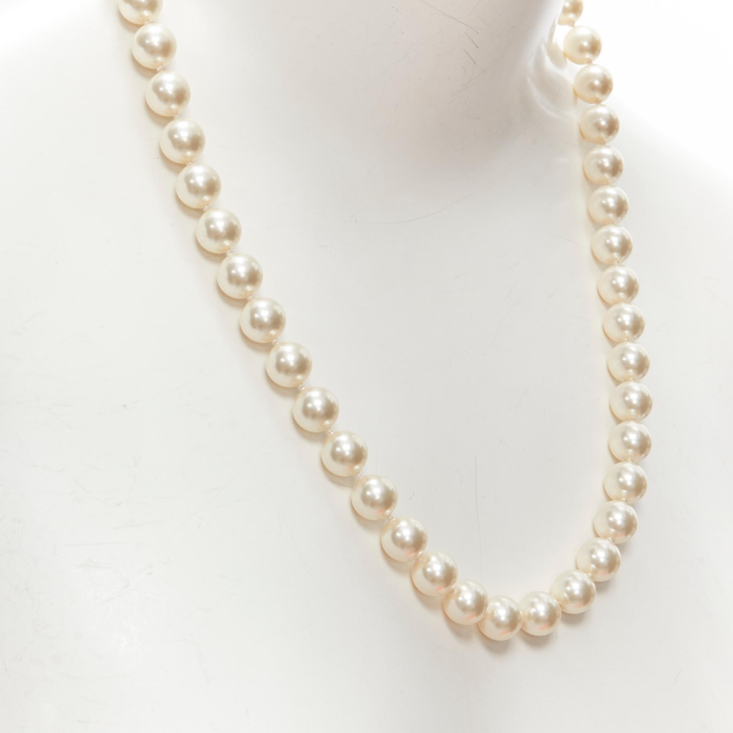 FURLA collana corta di classe con catena di finte perle bianche in tonalità argento in vendita 4
