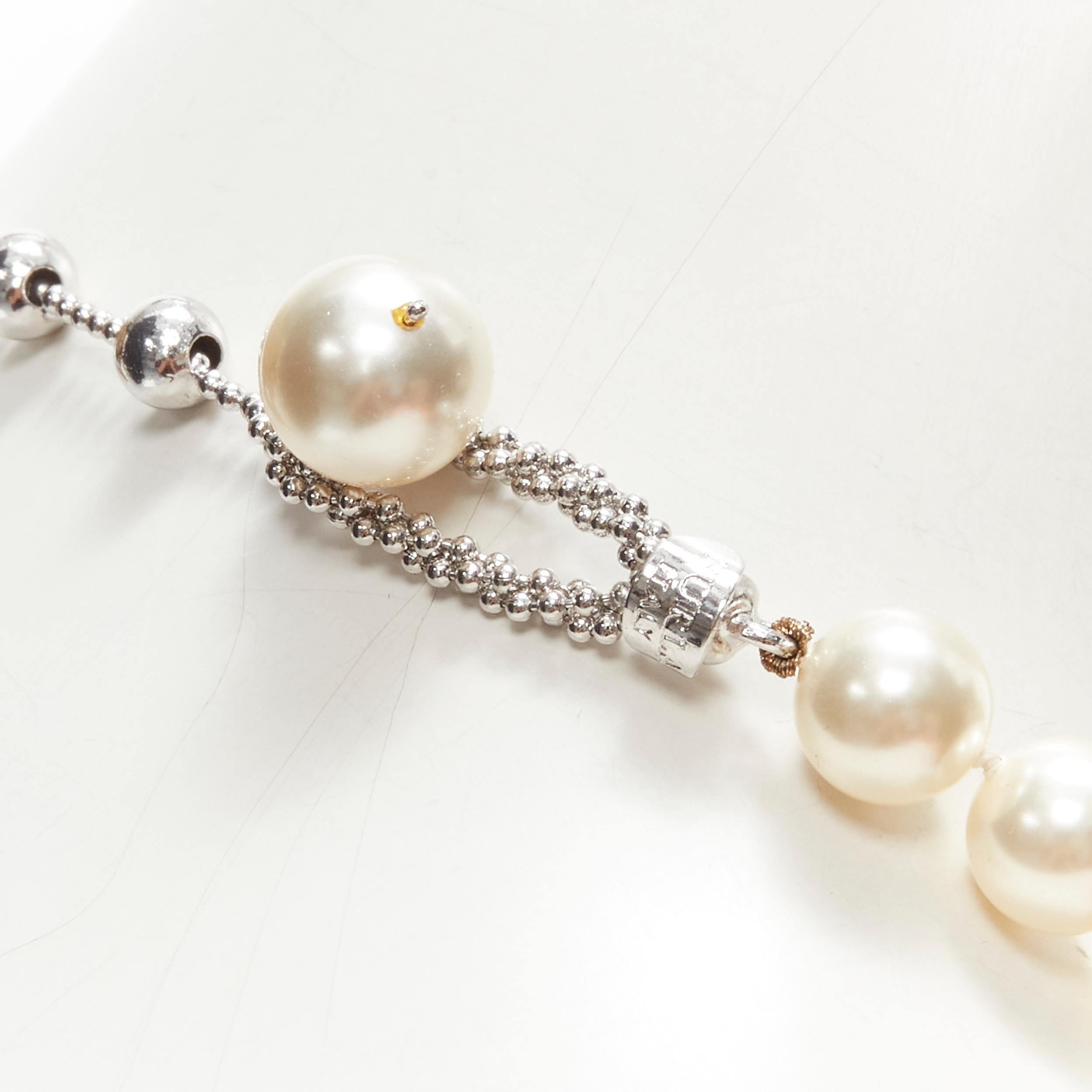 FURLA collana corta di classe con catena di finte perle bianche in tonalità argento in vendita 5