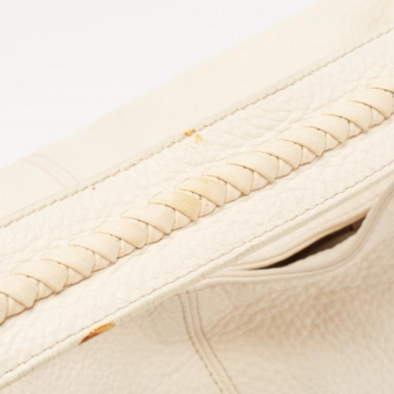 Los bolsos elegantes nunca fallan a la hora de causar una impresión de moda. Haga suyo este hobo de diseño combinándolo tanto con su sofisticada ropa de trabajo como con sus looks informales más chic.