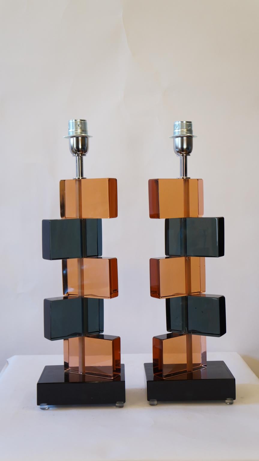 Deux lampes de table en verre de Murano réalisées par Alberto Donà en 1975.
On peut y voir la simplicité, l'Eleg, la linéarité. Il s'agit en fait d'un modèle simple, et c'est grâce à ses couleurs que sa beauté ressort. 
On note en effet la