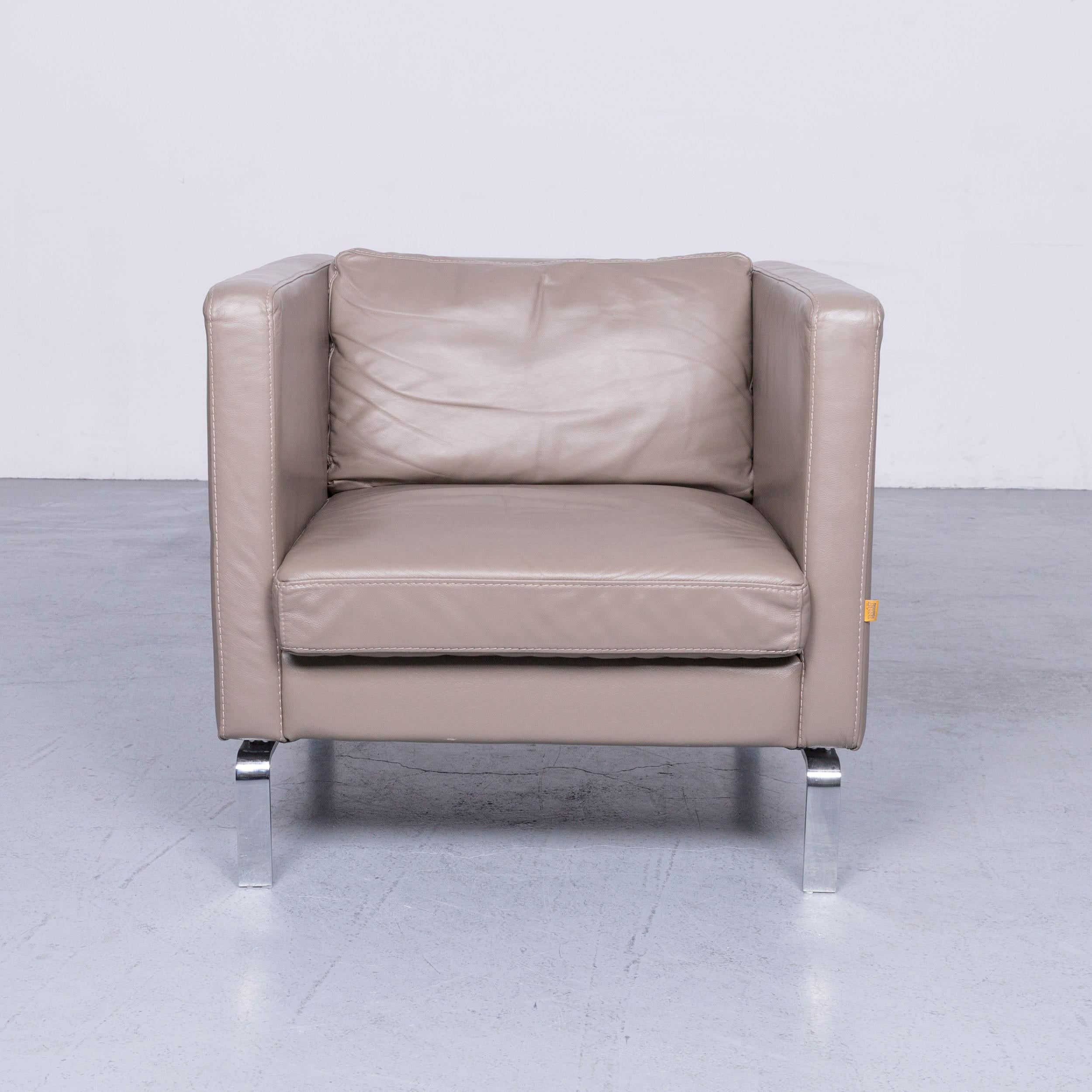We bring to you an Furninova designer leather armchair in grey.












 