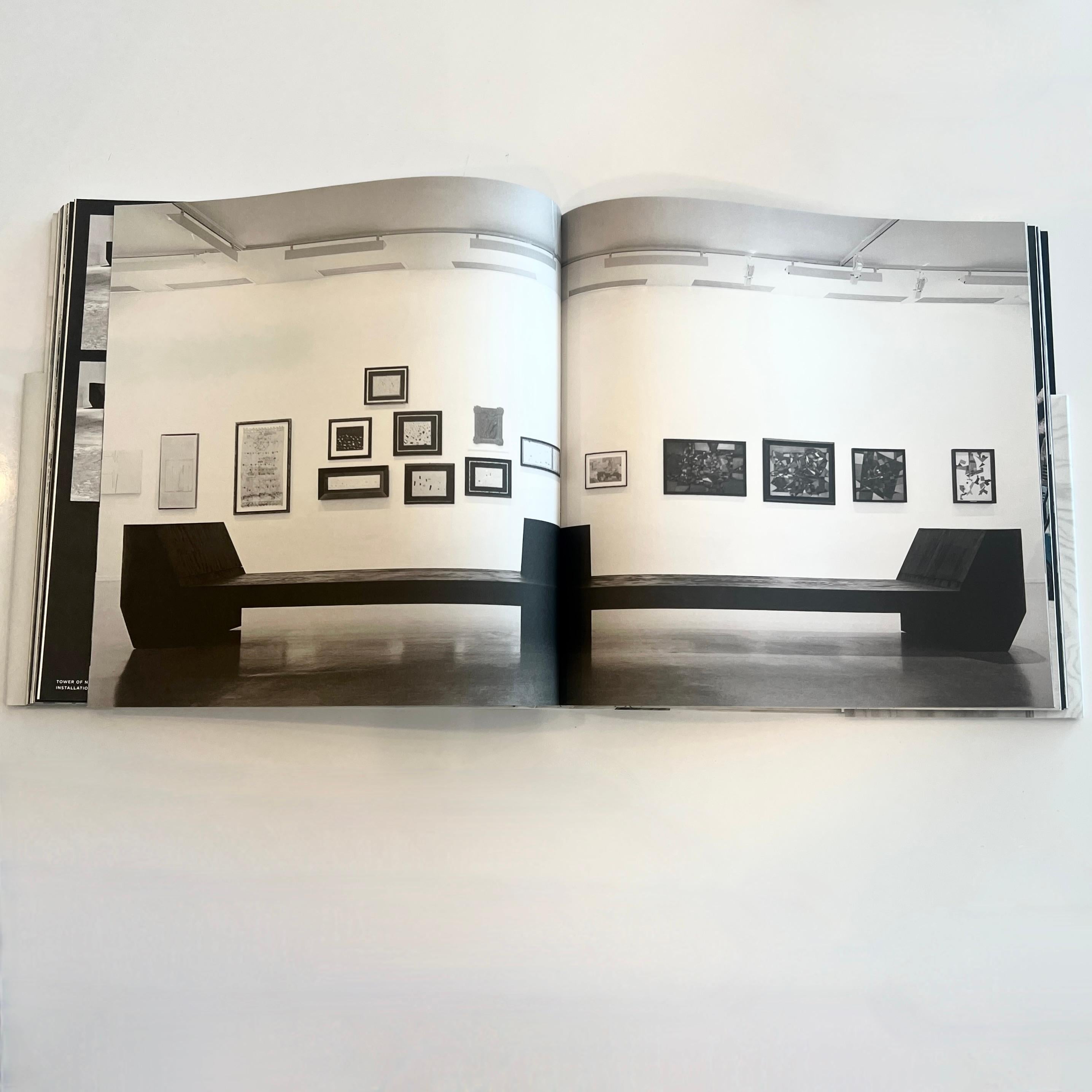 Furniture by Rick Owens est une monographie d'art et de design saisissante qui documente la pratique parallèle du créateur de mode visionnaire en matière de mobilier et d'architecture d'intérieur. Mettant en valeur l'approche sculpturale de Owens en