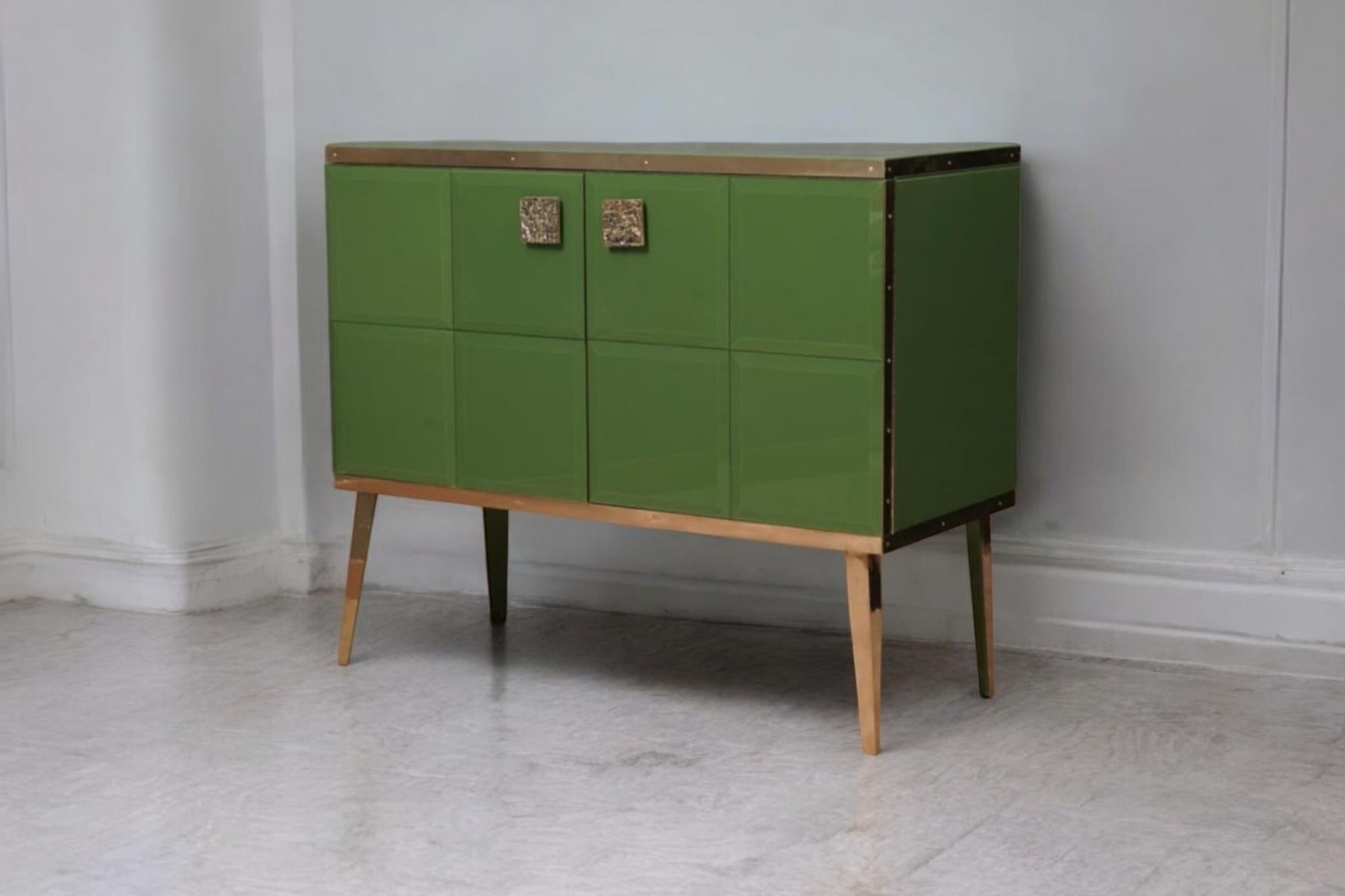 Muebles a medida en latón y vidrio verde salvia hecho a mano justfunituress diseñador en venta 3