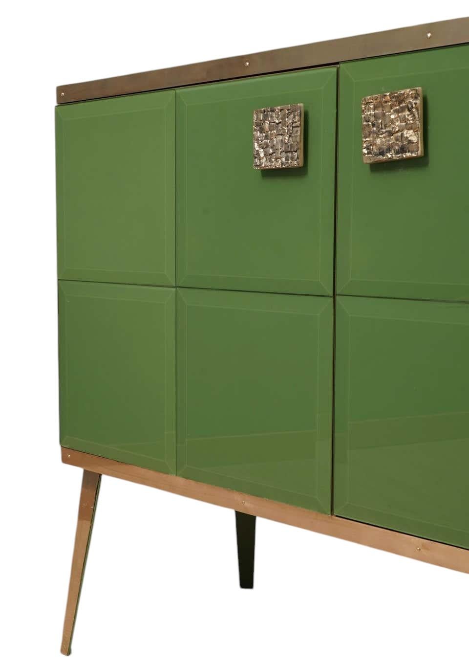 Muebles a medida en latón y vidrio verde salvia hecho a mano justfunituress diseñador en venta 6