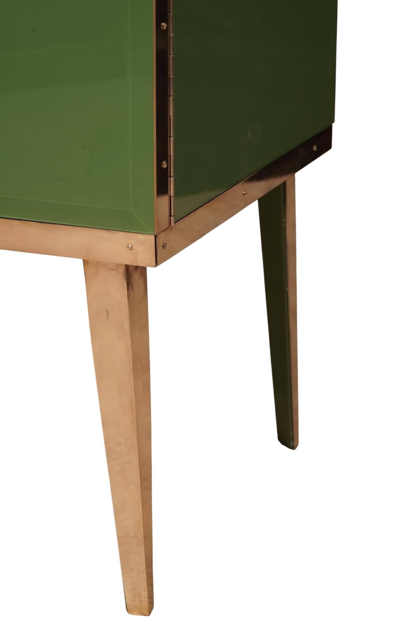 El bar móvil de JustFurnituress es un ejemplo emblemático de cómo la artesanía italiana puede combinar diseño contemporáneo y funcionalidad en un mueble único y distintivo. Este bar móvil está diseñado para satisfacer las necesidades de quienes